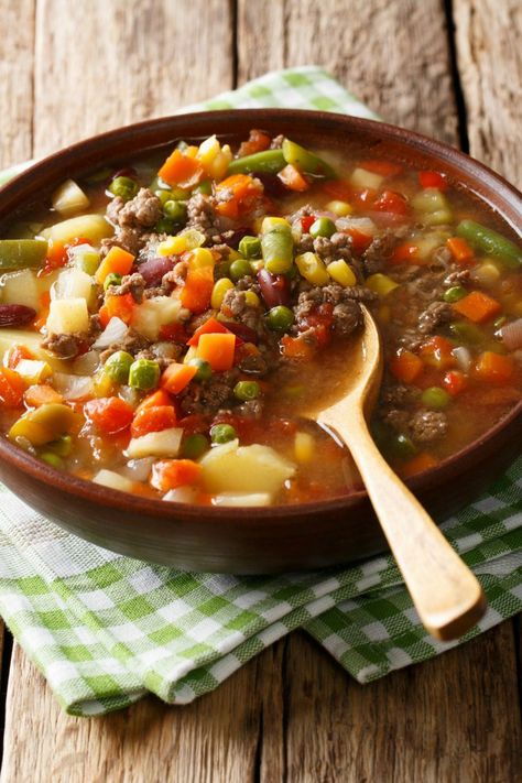 This easy vegetable beef soup is loaded with ground hamburger meat and plenty of veggies. Make it in the slow cooker or on the stovetop in about a half hour! Soup Recipes For Dinner, Easy Vegetable Beef Soup, Poor Mans Stew, Easy Hamburger Soup, 15 Bean Soup, Hamburger Stew, Beef Soup Recipes, Soup With Ground Beef, Hamburger Soup