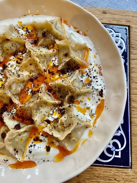 Vegetarian Manti, Turkish dumplings with sautéed onions, chickpeas and spices | Ozlem's Turkish Table Turkish Dinner Table, Turkey Food Photography, Turkish Pasta, Turkish Dumplings, Turkish Dessert, Turkish Food Photography, Turkish Dishes, Turkish Aesthetic, Turkish Food Aethstetic