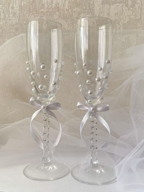 Diy Pearl Champagne Glasses, Quince Champagne Glasses, Quince Brindis Set, Wedding Champagne Glasses Diy, Flowers Arrangements Ideas, Cinderella Quinceanera Themes, Wedding Decorations Diy Centerpiece, Champagne Decor, Glass Decor Ideas