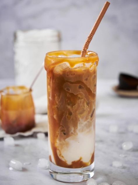 Low Calorie Iced Caramel Macchiato, Low Calorie Caramel Macchiato Starbucks, Low Calorie Iced Coffee Recipe, Healthy Caramel Macchiato, Low Calorie Coffee Drinks At Home, Low Calorie Coffee, Homemade Caramel Macchiato, Almond Milk Whipped Cream, Iced Caramel Macchiato Recipe