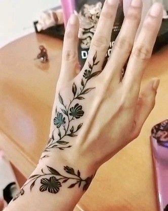 Plant Wrist Tattoos For Women, Elegant Flower Tattoos, Hand Wrist Tattoos For Women, Witchy Hand Tattoos, Bracelet Tattoo Ideas, Finger Tattoos Ideas, Tattoo Main, Bracelet Tattoos, Feminine Bracelet