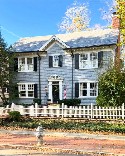 Often when I drive into town, I take backroads - it’s (usually) less congested than the highway and much prettier scenery. Yesterday, I discovered this beautiful street of old homes built in the early 1900s. Loved them all, but especially this one that reminded me of New England - can you see the starfish lining the window sill? 🤍💙 #hcbinteriorsinspiration #hcbinteriors #atlantahomes #brookwoodhills #shingle New England House Aesthetic, Old New England Homes, New England House, New England Aesthetic, New England Home, England Homes, Exterior Renovation, New England Homes, Save File