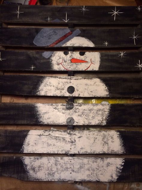 Pallet snowman Pallet Painting Ideas, Palette Crafts, Winter Pallet, Painted Pallet Signs, Pallet Snowman, Crafts Snowman, Barnwood Projects, Pallet Display, Wooden Christmas Crafts