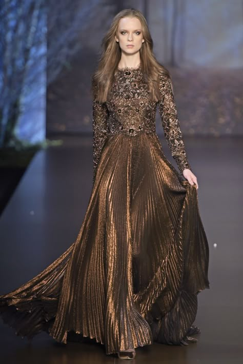 Ralph and Russo Fall/Winter 2015 - 2016. Although I am not usually a big fan of bronze, this is 100% doing it right. Gorgeous creation. I love the subtly pleated skirt and super embellished torso. Targaryen Dress, Look Gatsby, Ralph Russo Couture, Sukienki Maksi, Couture 2015, Ellie Saab, Ralph Russo, Ralph And Russo, Haute Couture Dresses