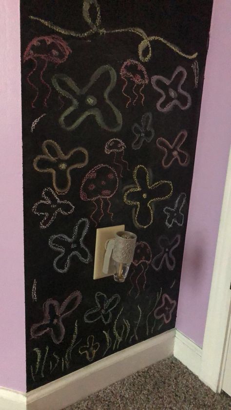 spongebob theme !!!! Chalk Wall Ideas, Bar Chalkboard, Spongebob Theme, Chalkboard Wall Bedroom, Chalk Wall, Cool Room Decor, Nail Room, Chalkboard Wall, Wall Designs