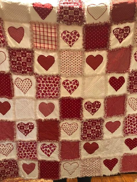 Valentine’s Day Quilt, Red Quilts Ideas, Valentines Day Quilt, Valentines Quilt, Heart Quilts, Valentines Blanket, Puff Quilt, Tiktok Famous, Heart Quilt Pattern