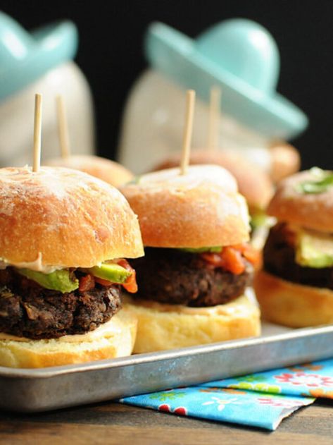 How to Make Black Bean Sliders - Two Lucky Spoons Holiday Party Food, Heavy Appetizers, Black Bean Burger, Burger Night, Burger Sliders, Game Day Appetizers, Black Bean Burgers, Veggie Sandwich, Holiday Party Foods