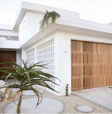 Cubic Products on Instagram: “Breezy. ✔️ Secure. ✔️ Hide cars. ✔️ Cubic Products - STAR. ✔️” Palm Springs House, Breeze Blocks, Palm Springs Style, Palm Spring, Modern Beach House, Dream House Exterior, Gate Design, Facade House, Mid Century House