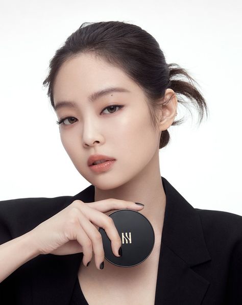 NEWSJENNIE on Twitter: "[PHOTO] 210326 Jennie for HERA Black Cushion #JENNIE #제니 @BLACKPINK… " Jennie Photoshoot, Jennie Rubyjane, Black Cushion, Blue Ivy, Black Cushions, Beauty Shoot, Jennie Kim, Spice Girls, Blackpink Photos