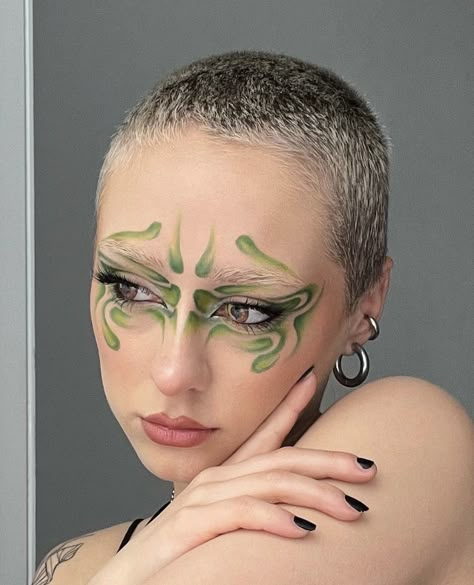 Green Creative Makeup, Green Fairy Makeup, Milk Primer, Makeup Verde, Green Makeup Look, It Foundation, Makeup Clown, Cheek Blush, Graphic Makeup