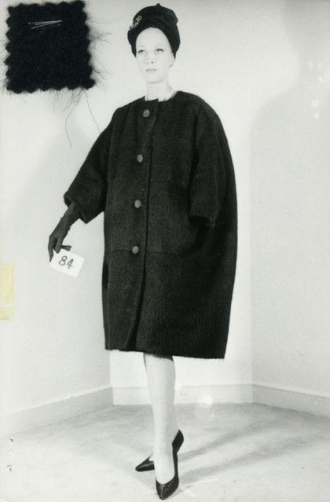 Cristóbal Balenciaga's Signature Looks - Balenciaga Dresses Sack Dress Balloon Jacket Egg Balenciaga Coat, Balenciaga Dress, Sack Dress, Balenciaga Fashion, Cristóbal Balenciaga, Balloon Dress, Cecil Beaton, Diana Vreeland, Richard Avedon