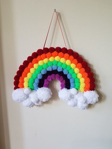 Pom Pom Wall Hanging Diy, Pompom Wall Decor, Wollen Crafts Ideas, Fun Diys For Teenagers, Pompon Crafts, Pompom Rainbow, Pom Pom Activities, Pom Pom Wall Art, Pom Pom Art