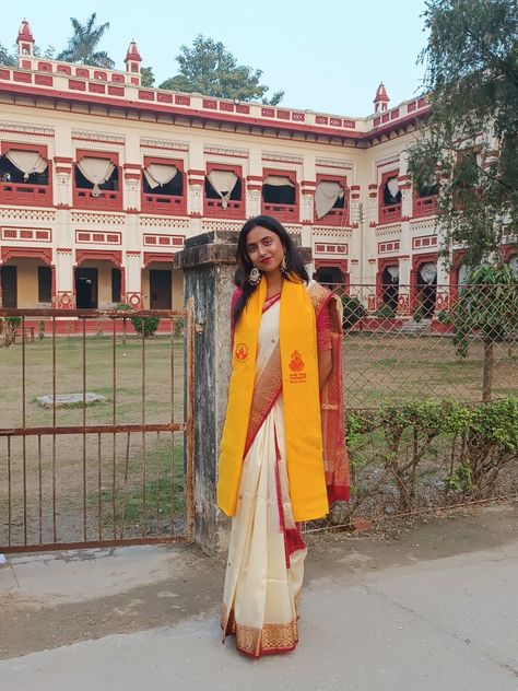 BHU / Banaras Hindu University / BHU Convocation / Convocation / convocation diaries / convocation uniform / convocation event / convocation saree / white and red saree / red border saree / Banaras Hindu University student / BHU students White Saree Red Border, Saree White And Red, Convocation Saree, White And Red Saree, Saree White, Banaras Hindu University, Saree Red, Border Saree, White Saree