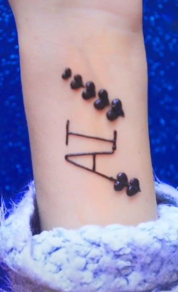 M Alphabet Mehndi Design, Mehendi Pic, Tattoo Written, Tikki Mehndi, Best Fb Profile Pic, Tattoo Design For Hand, Written Letters, Love Images With Name, Fb Profile Photo