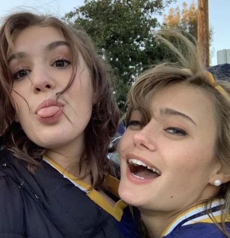 Sophie Nélisse, Jackie Taylor, Sophie Nelisse, Ella Purnell, To Look, Bts, Funny