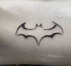 57 Interesting Logo Tattoo for Inspiration - Tattoo Twist Small Fake Tattoo Ideas, Easy Male Tattoos, Men Simple Tattoo Ideas, Simple Batman Tattoo, Easy Tattoos To Draw For Men, Tattoos To Draw On Yourself Easy, Tattoo Ideas For Men Easy, Basic Tattoos Men, Tattoo Ideas With Pen