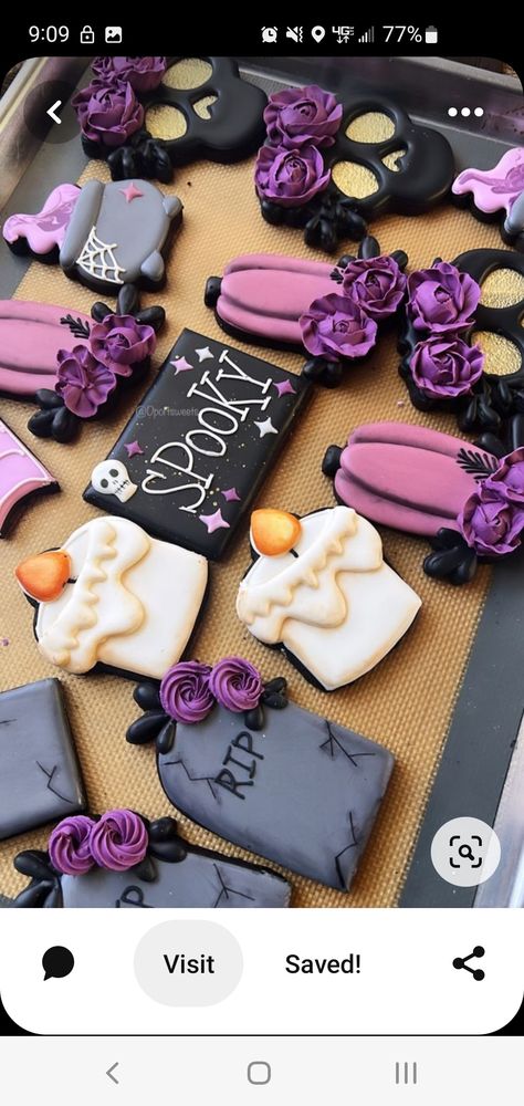 Scary Cookies Halloween Ideas, Cute Halloween Cookies Royal Icing, Spooky Decorated Cookies, Halloween Custom Cookies, Coffin Cookies Royal Icing, Horror Cookies Decorated, Coffin Cookies Decorated, Royal Icing Cookies Halloween, Cute Halloween Cookies Decorated