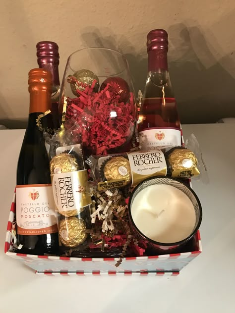 Adult Christmas Gift Baskets, Christmas Gift Baskets Under $20, Burgundy Gift Basket Ideas, Fancy Gift Baskets, Alcohol Gift Basket Ideas For Women, Burgundy Basket Ideas, Wine Basket Gift Ideas Christmas, New Years Gift Basket Ideas, Christmas Couples Gift Basket