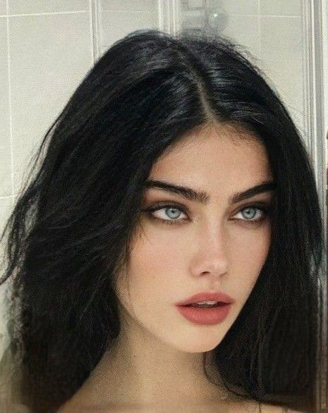 Dark Hair Pale Skin, Black Hair Pale Skin, Dark Hair Makeup, Blue Eyes Aesthetic, Dark Hair Blue Eyes, Hair Pale Skin, Pale Girl, Black Hair Blue Eyes, Girls With Black Hair