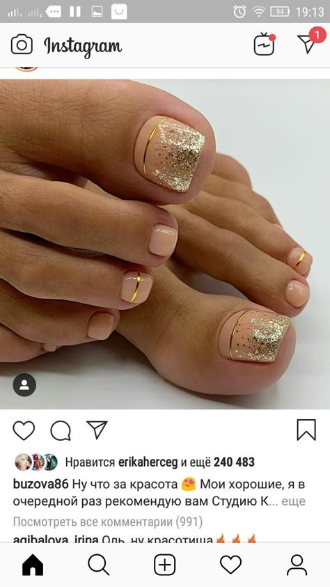 Gold Tip Pedicure, Toenail Art Designs Spring, Toe Nail Ideas Simple, Gold Toes Pedicure, New Years Toe Nails, Pedikur Nails, Gold Pedicure Toenails, Gold Toe Nail Designs, Gold Pedicure Ideas