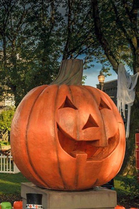 Halloweentown Decorations, Fun Movies To Watch, Halloweentown Movie, Halloweentown Pumpkin, Movie Decorations, Makeup Clown, Autumnal Equinox, Halloween Tattoo, Spooky Szn