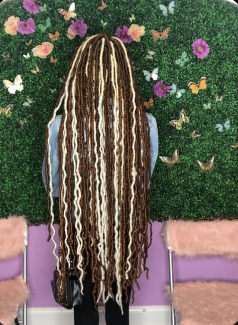 Soft Locs Color 30, Soft Locs Color, Faux Locs Colored, Locs Color, Faux Loc, Soft Locs, Faux Locs Hairstyles, Braids Hairstyles Pictures, Twist Braid Hairstyles