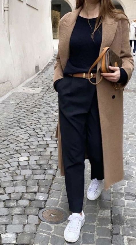 Minalmist Wardrobe, Camel Trousers Outfit, Mode Mantel, Trouser Outfit, Winter Fashion Outfits Casual, Moda Paris, Mode Casual, Business Outfit, Casual Chic Outfit