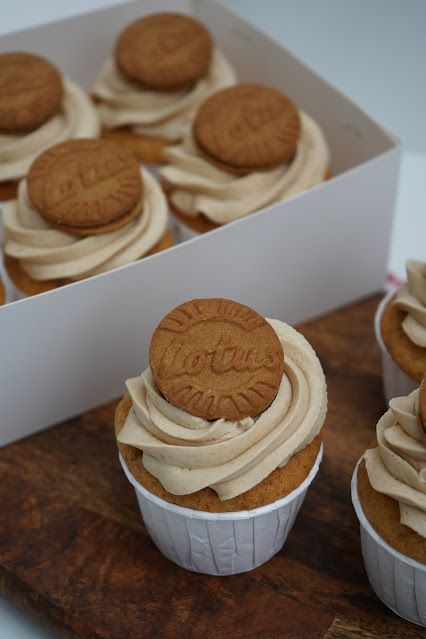 Lotus Biscoff Cupcakes, Biscoff Muffins, Lotus Dessert, Cupcakes Aesthetic, Creme Cupcake, Biscoff Cupcakes, Lotus Cake, Lotus Biscoff, Mini Muffins