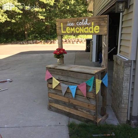 Kids Lemonade Stands, Repurposed Pallets, Diy Lemonade Stand, Kids Lemonade, Pallet Kids, Diy Lemonade, Lemonade Stands, Wooden Pallet Furniture, Woodworking Projects For Kids