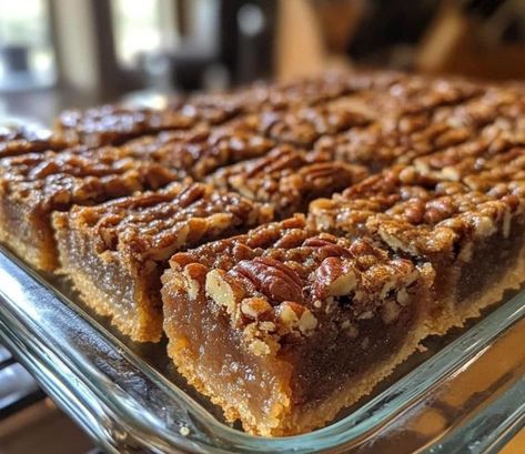 Pecan Pie Bars Easy, Pecan Pie Bars Recipe, Pie Bars Recipe, Pecan Desserts, Pecan Pie Easy, Pie Bar Recipes, Pecan Bars, Pecan Pie Bars, Pecan Recipes