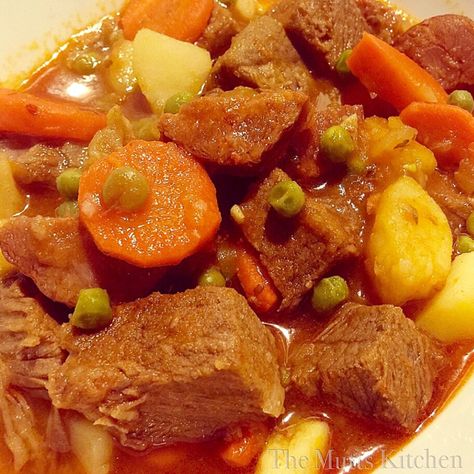 Portuguese Beef Stew, Portuguese Beef Stew Recipe, Portuguese Stew, Portuguese Dinner, Guisada Recipe, Portuguese Recipe, Portuguese Dishes, Vegetable Crisps, Carne Guisada