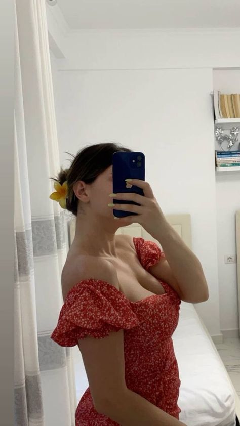 Flower Dress Aesthetic, Hide Face Mirror Selfie, Pose Hide Face, Men Mirror Selfie, Mirror Selfie Aesthetic No Face, No Face Mirror Selfie, Mirror Selfie Men, Mirror Selfie Captions, Face Mirror Selfie