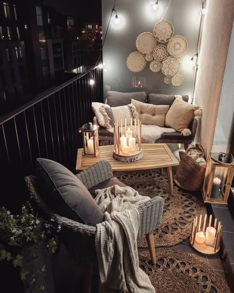 Good Furniture, Klein Balkon Decor, Balcon Mic, Home Oasis, Small Apartment Balcony Ideas, Small Patio Decor, Paper Ball, Balkon Decor, Interior Boho