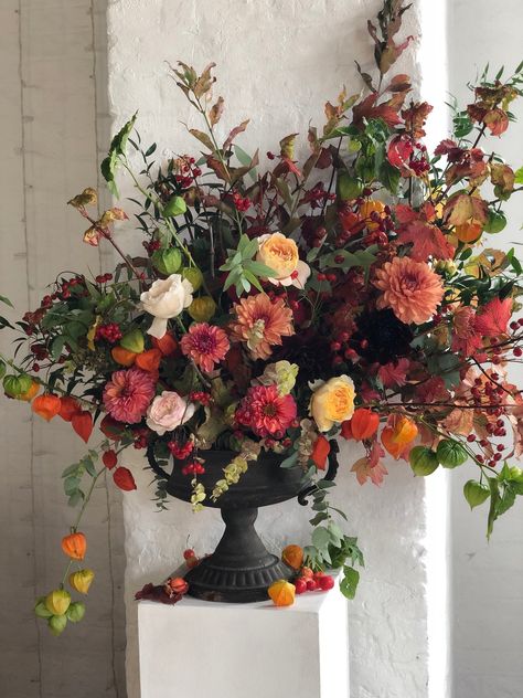 Wedding In October, Crab Apples, Winter Bridal Bouquets, Fall Ceremony, Urn Arrangements, Floristry Design, Flower Urn, Autumn Weddings, Large Flower Arrangements