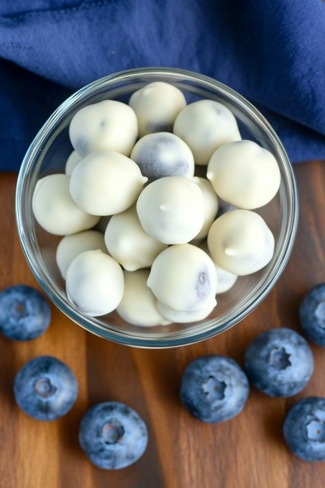 Looking for a delicious and guilt-free dessert? Try making these Frozen Greek Yogurt Blueberry Bites! They are the perfect combination of creamy yogurt and sweet blueberries, making them a refreshing treat for any time of day. With just a few simple ingredients, you can whip up a batch of these bites in no time. Whether you enjoy them as a snack or dessert, they are sure to satisfy your sweet tooth while also providing some added health benefits. Healthy Blueberry Desserts Clean Eating, Frozen Yoghurt Blueberry Bites, Easy Recipes With Greek Yogurt, Flavored Yogurt Recipes, What To Make With Greek Yogurt, Blueberry Yogurt Bites, Healthy Blueberry Desserts, Plain Greek Yogurt Recipes, Yogurt Raisins