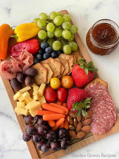 Easy Small Charcuterie Board Recipe Small Simple Charcuterie Board, Simple Charcuterie Board, Small Charcuterie Board, Simple Charcuterie, Small Cheese Boards, Small Charcuterie, Easy Picnic Food, Charcuterie Appetizers, Charcuterie Board Ideas