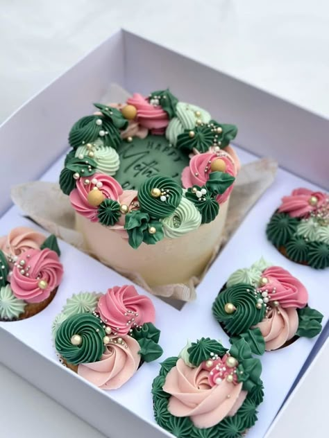 Bento Box Mothers Day, Mothers Day Lunch Box Cake, Mother’s Day Bento Cake With Cupcakes, Mothers Day Mini Cakes Ideas, Mother’s Day Mini Cake, Mother’s Day Cakes Ideas, Mother’s Day Baking Ideas, Labor Day Cupcakes, Mothers Day Mini Cakes