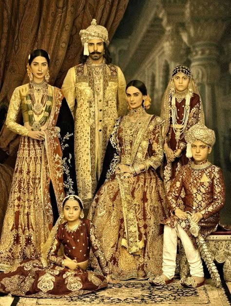 Models showcasing : Portrait of the Royal Mughal Family. भारतीय इतिहास, Ali Xeeshan, Royal Family Portrait, Pakistani Couture, Pakistan Fashion, Family Fashion, Pakistani Bridal, Desi Fashion, Pakistani Wedding