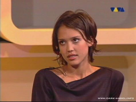 Jessica Alba Short Hair, Jessica Alba Bob, Young Jessica Alba, Jessica Alba Outfit, Face Morph, Short Hair Outfits, 90s Tv Shows, Chop Chop, 90s Tv