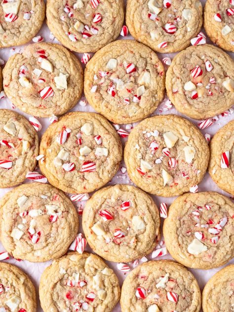 Gingerbread White Chocolate Chip Cookies, White Chocolate Chip Candy Cane Cookies, Baking White Chocolate, White Chocolate Candy Cane Cookies, Candy Cane Cookies Recipe, Gingerbread Latte Cupcakes, White Chocolate Peppermint Cookies, Cookies Peppermint, Candy Cane Cookie Recipe