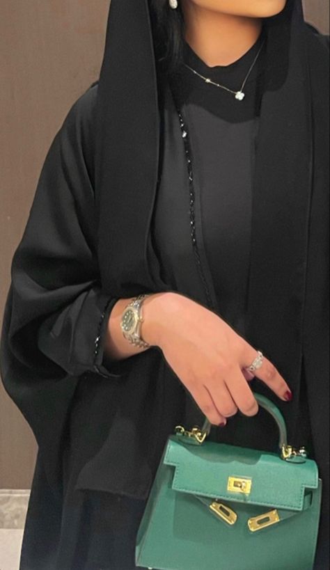 #saudiarabia #qatar #bahrain #kuwait #oman #iraq #uae #france #abaya #abayadubai #abayastyle Black Abaya Aesthetic, Black Abaya Outfit, Khaleeji Abaya, Dubai Outfit, Abaya Outfit, Abaya Black, Simple Style Outfits, Black Abaya, Modern Hijab Fashion