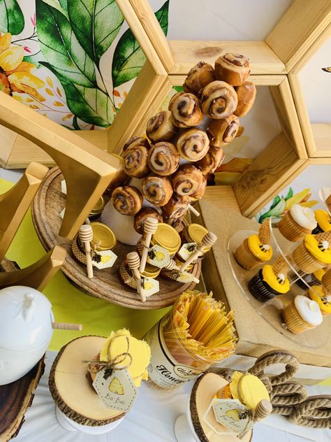 Bee Themed Drinks, Honey Bee Centerpieces, Mom To Bee Baby Shower Ideas, Honey Themed Baby Shower Ideas, Sweet As Can Bee Baby Shower Ideas, Honey Baby Shower Theme, Bee Baby Shower Food, Baybee Shower, Bee Themed Gender Reveal