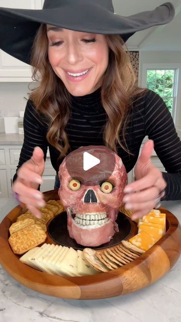 Ereka Vetrini on Instagram: "@veroni_usa Prosciutto 💀Need I say more? #holloween #cheeseboard" Snack Halloween, Halloween Food Decorations, Halloween Fruit, Halloween Food Treats, Halloween Appetizers, Halloween Moon, Halloween Dinner, Halloween Snacks, October 15