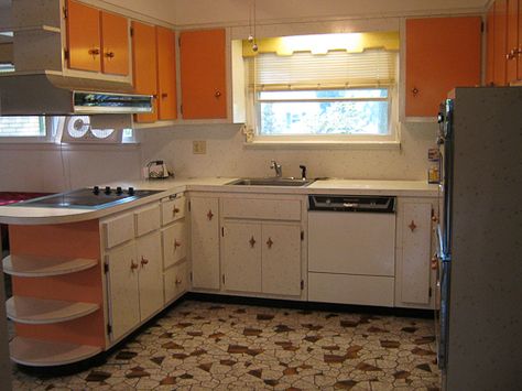 1960s-kitchen - orange and starburst laminate on cabinets! I would have done opposite, orange on bottom starburst on top but still find it very fun! 1960 Kitchen, 1960s Interior Design, Vintage Kitchen Ideas, 1960s Kitchen, 1960s Decor, Mcm Kitchen, Retro Kitchens, Laminate Kitchen, Retro Renovation