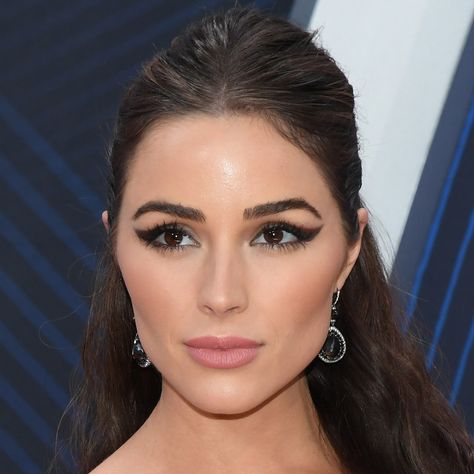 Olivia Culpo Makeup, Kemp Earrings, Easy Professional Hairstyles, Red Carpet Beauty, Celebrity Makeup Looks, Cma Awards, Glamorous Hair, Celebrity Jewelry, Old Hollywood Glam