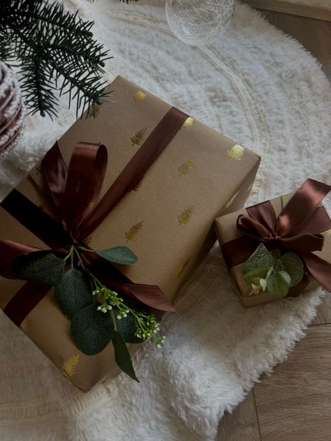 Aesthetic brown Christmas present wrapping holiday decor brown velvet Christmas Brown Paper Wrapping Ideas, Yule Gift Wrapping, Dark Brown Wrapping Paper, Gifts Under Tree Aesthetic, Brown Paper Presents, Aesthetic Brown Christmas, Aesthetic Christmas Wrapping Ideas, Aesthetic Wrapped Gifts, Christmas Gift Wrapping Aesthetic