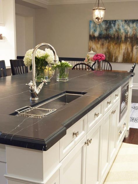 Kitchen countertop trends Kitchen Countertop Choices, Popular Kitchen Countertops, Kitchen Countertop Trends, Kitchen Island With Sink, Outdoor Kitchen Countertops, Kitchen Countertop Materials, Large Kitchen Island, Island Countertops, Charming Kitchen