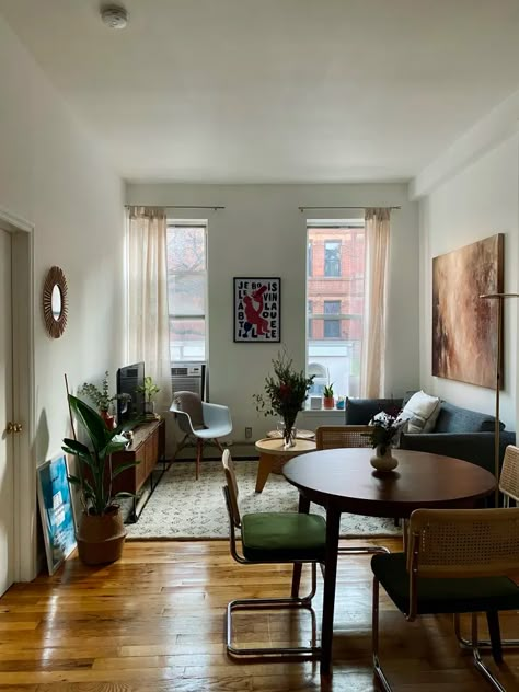 500-Square-Foot Warm Minimal Brooklyn Apartment Tour Photos | Apartment Therapy Small Apartment Living Room, Casa Vintage, Small Living Room Decor, Small Apartment Living, Apartment Decor Inspiration, Nyc Apartment, Future Apartment, Apartment Inspiration, First Apartment