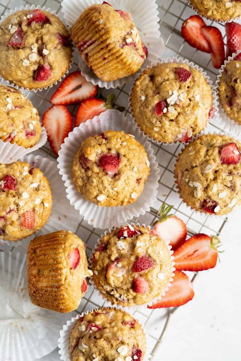 Healthy Muffins Strawberry, Easy Strawberry Muffins Healthy, Strawberry Muffin Recipes With Frozen Strawberries, Strawberry Oatmeal Muffins Healthy, Break Fast Healthy Easy Recipes, Strawberry Banana Muffins Healthy, Gf Strawberry Muffins, Healthy Desserts Strawberry, Strawberry Breakfast Recipes Healthy