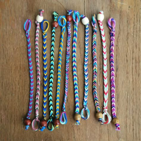 Hey Wanderer: the DIY: FASTEST FRIENDSHIP BRACELET EVER Fishtail Friendship Bracelets, Fishtail Bracelet, Elegant Decorations, Diy Friendship Bracelet, Friendship Bracelets Easy, Friendship Bracelets Tutorial, Diy Friendship Bracelets Patterns, Fishtail Braid, Friendship Bracelets Diy